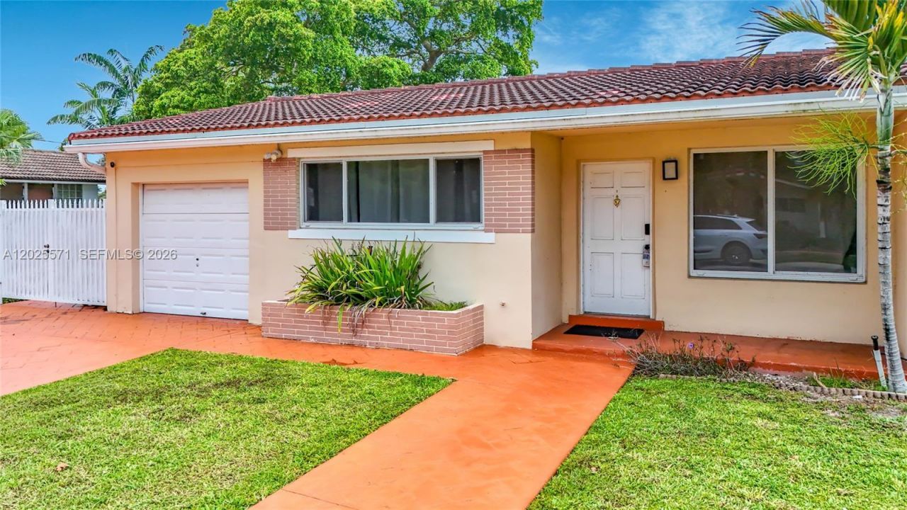 2501 NE 209th Ter , Miami, FL 33180 Photo