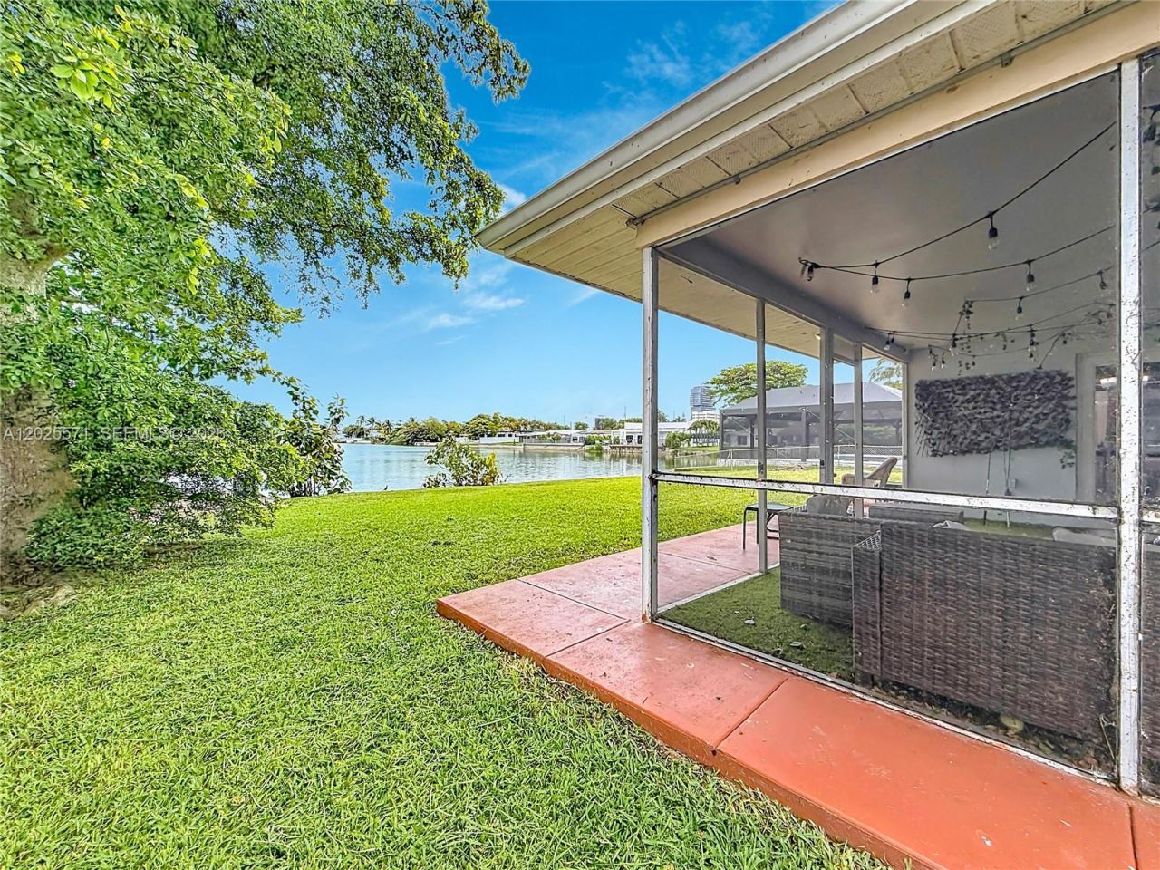 2501 NE 209th Ter , Miami, FL 33180 Photo