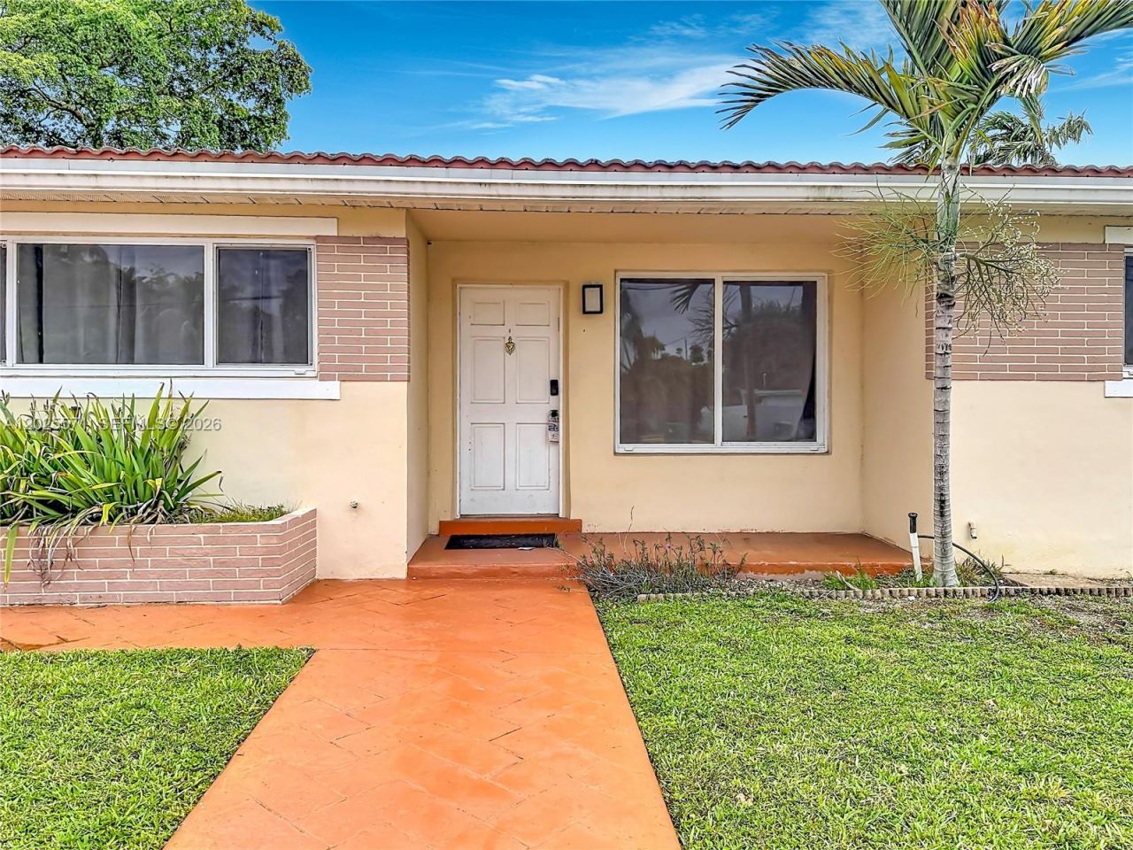 2501 NE 209th Ter , Miami, FL 33180 Photo