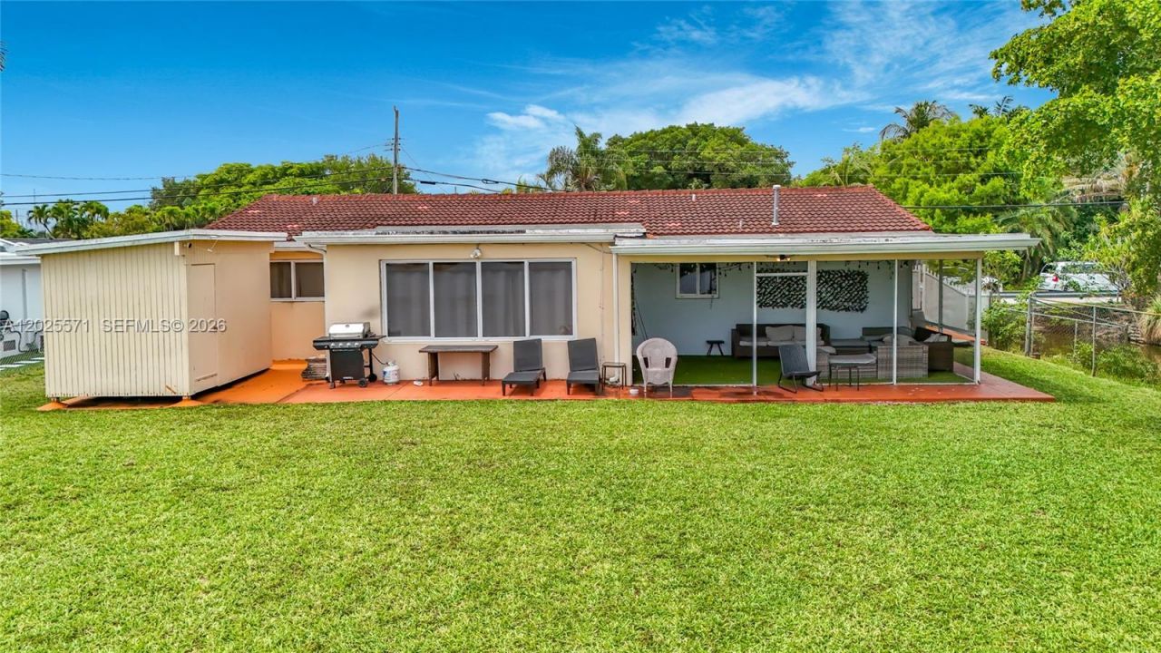 2501 NE 209th Ter , Miami, FL 33180 Photo
