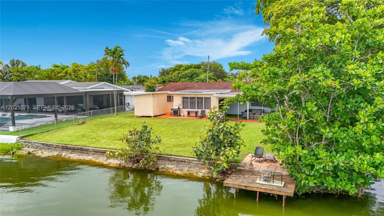 2501 NE 209th Ter , Miami, FL 33180 Photo
