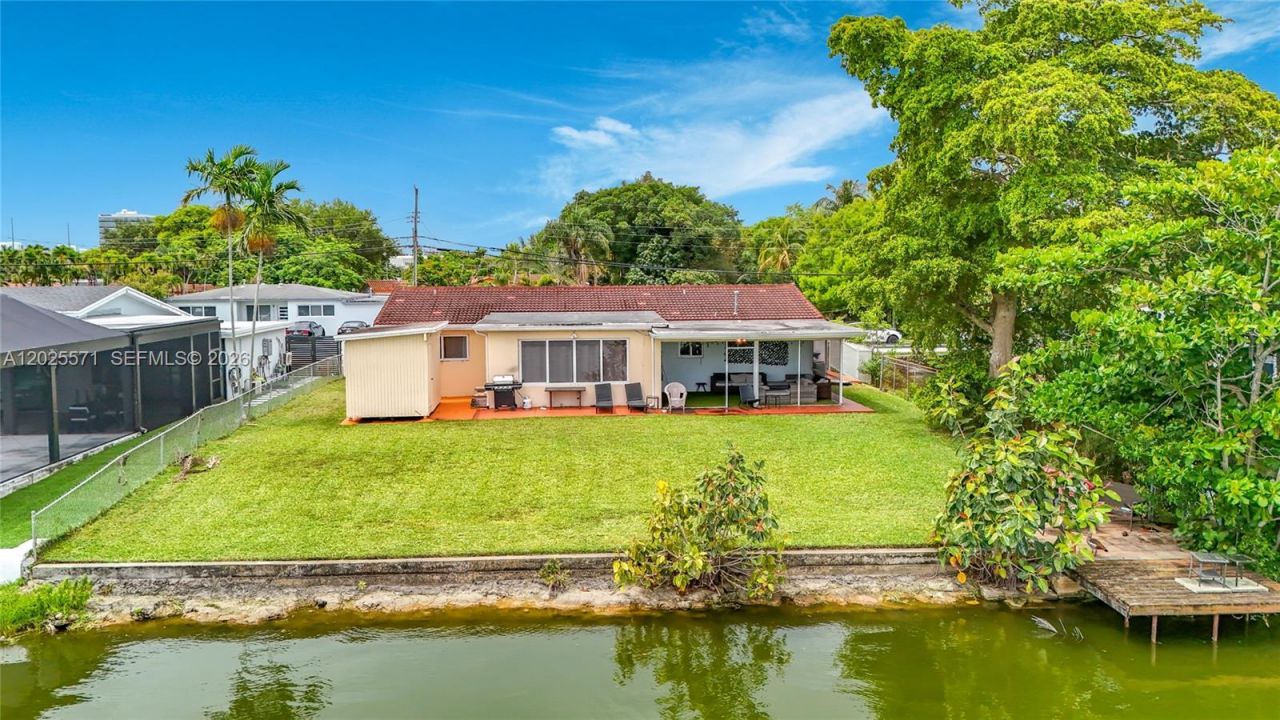 2501 NE 209th Ter , Miami, FL 33180 Photo