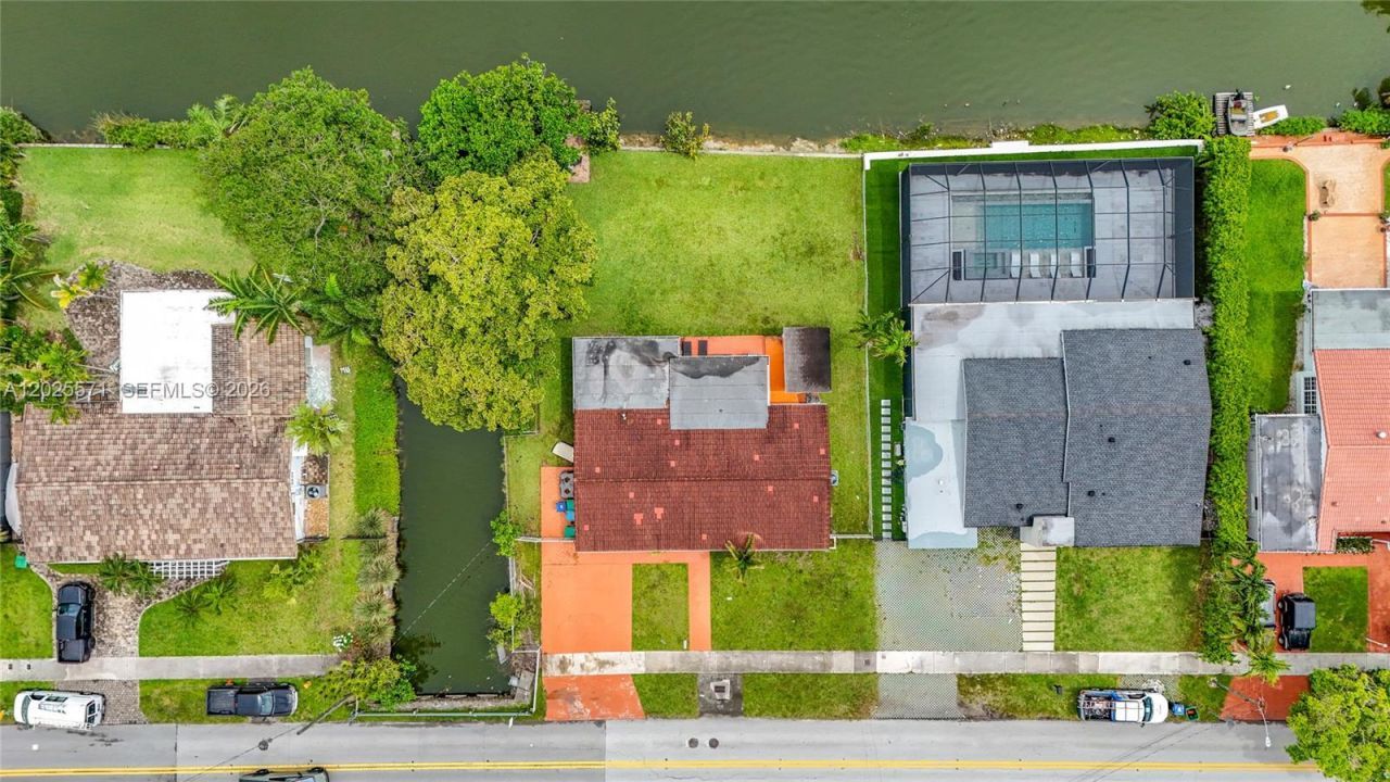 2501 NE 209th Ter , Miami, FL 33180 Photo