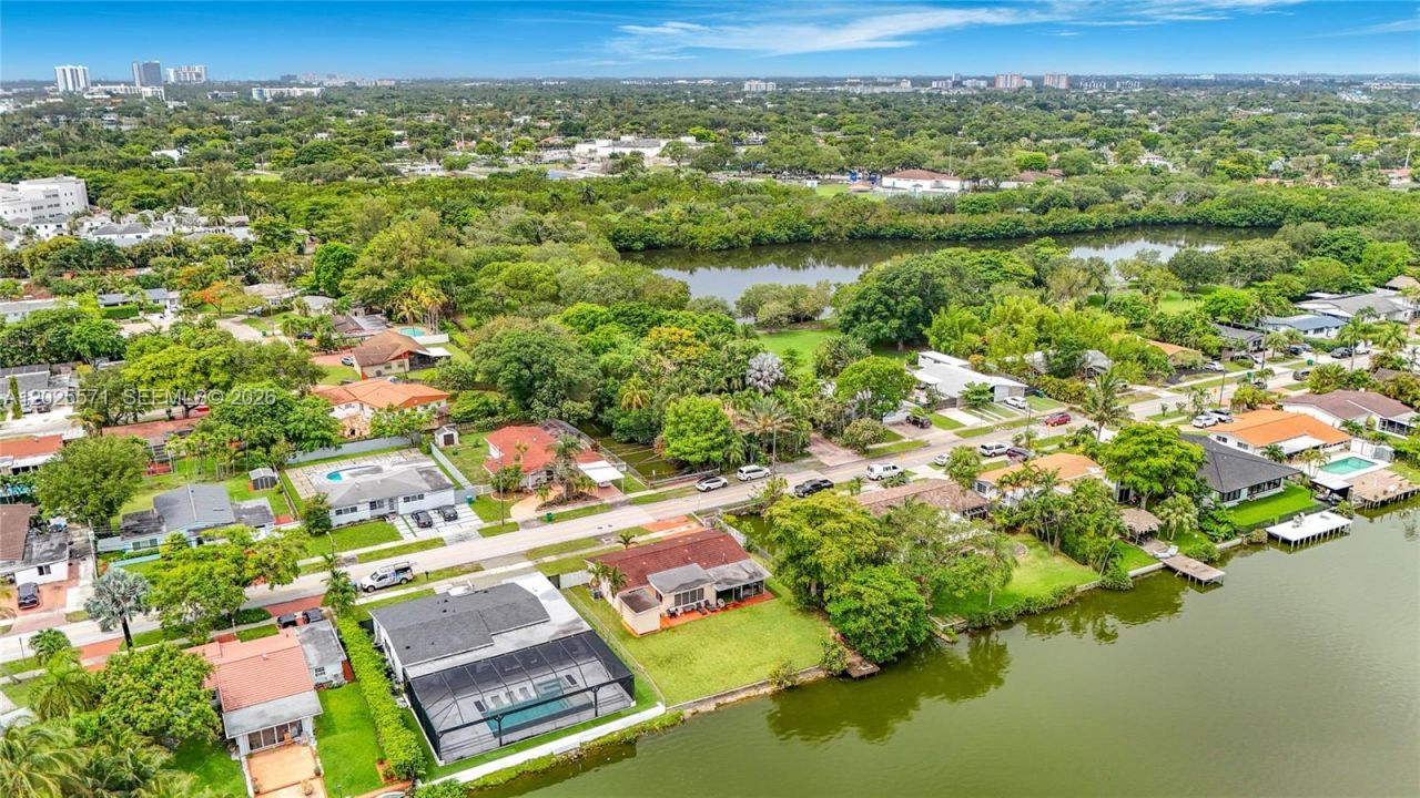 2501 NE 209th Ter , Miami, FL 33180 Photo