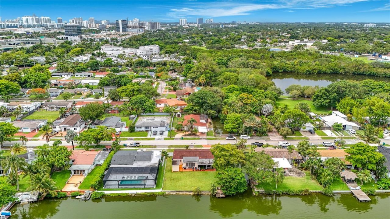 2501 NE 209th Ter , Miami, FL 33180 Photo
