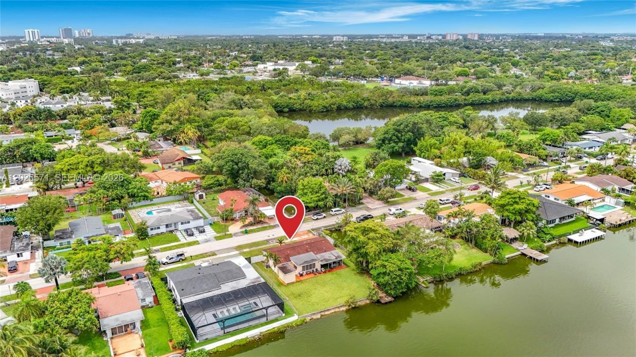 2501 NE 209th Ter , Miami, FL 33180 Photo