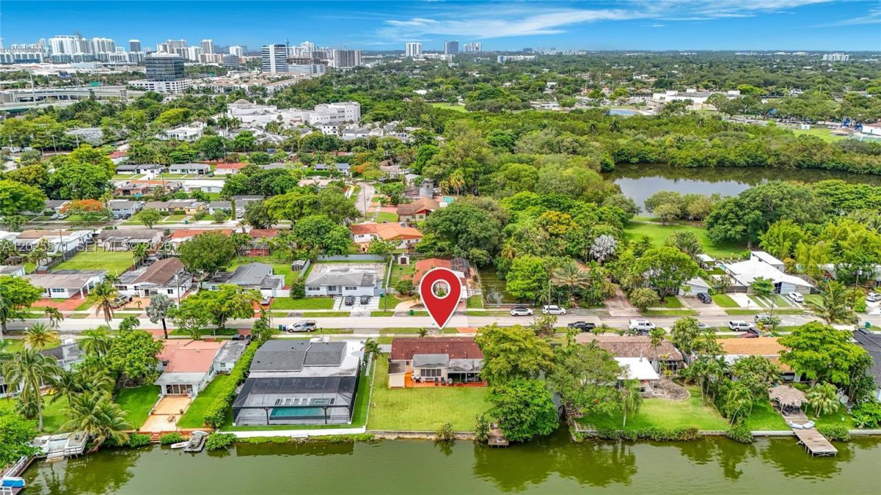 2501 NE 209th Ter , Miami, FL 33180 Photo