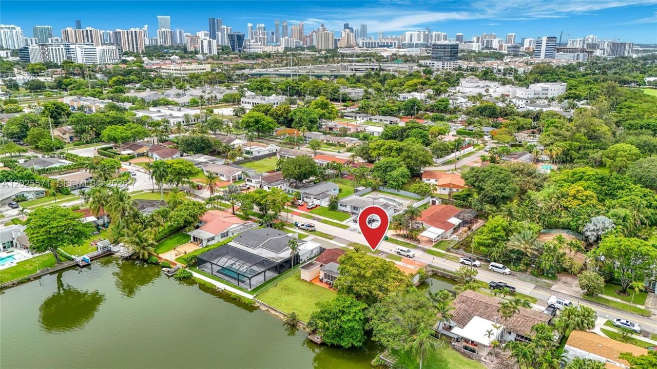 2501 NE 209th Ter , Miami, FL 33180 Photo