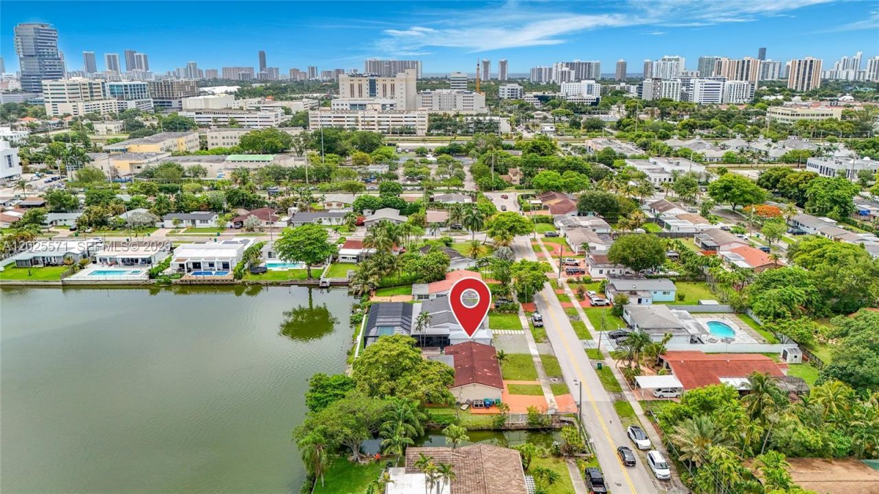 2501 NE 209th Ter , Miami, FL 33180 Photo