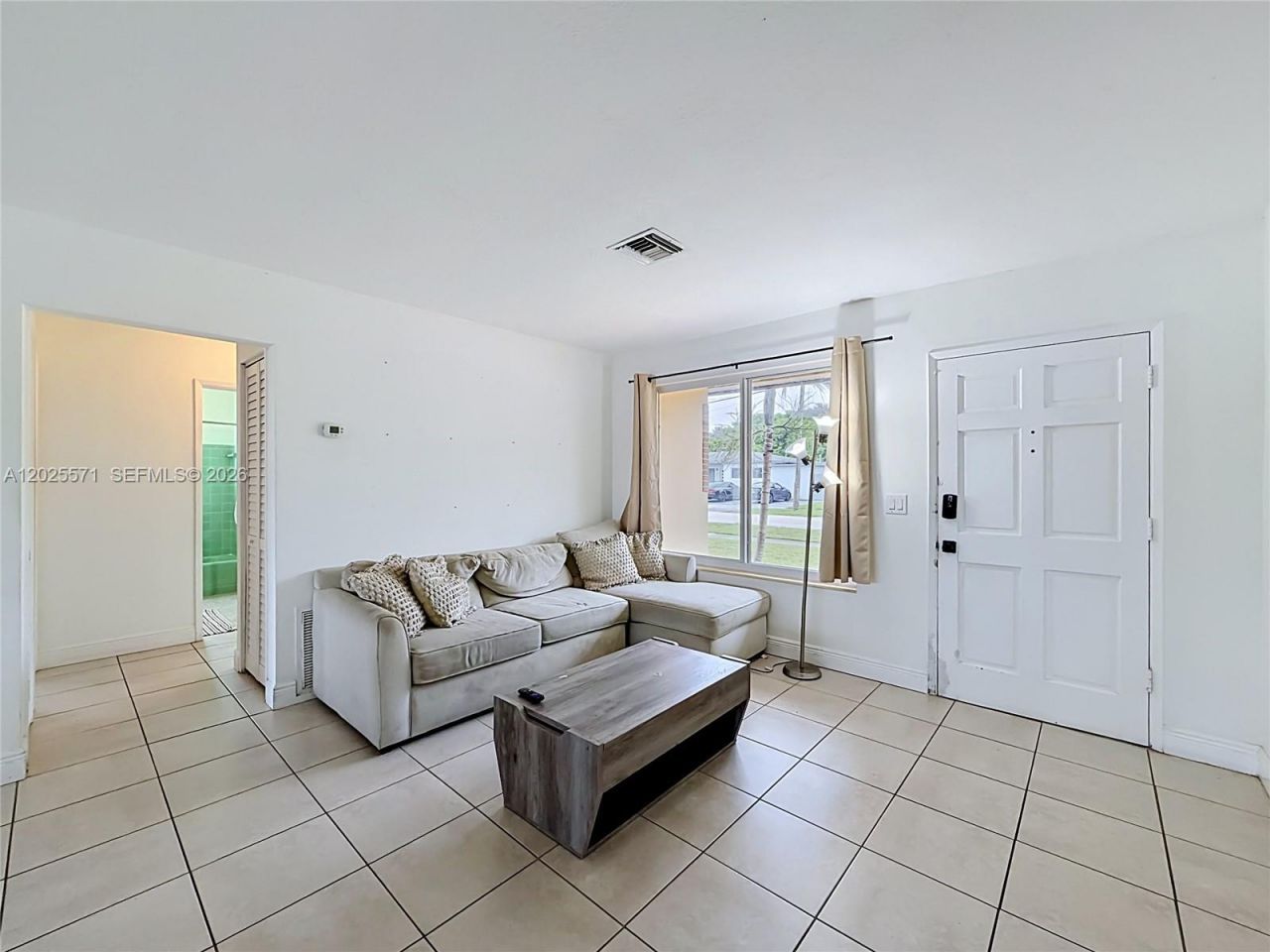 2501 NE 209th Ter , Miami, FL 33180 Photo