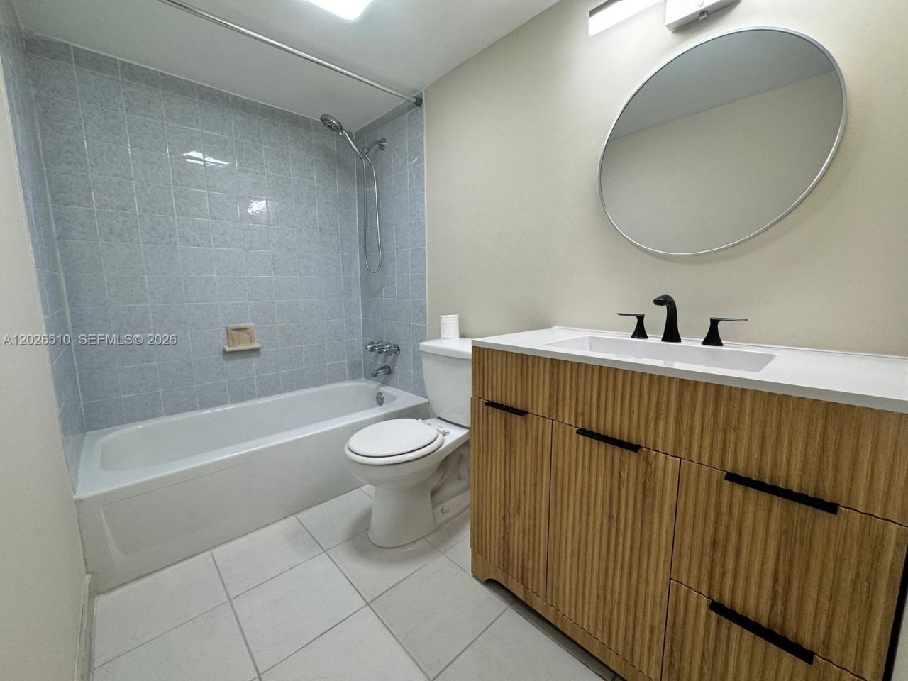 401 Golden Isles Dr, Unit 614, Hallandale Beach, FL 33009 Photo