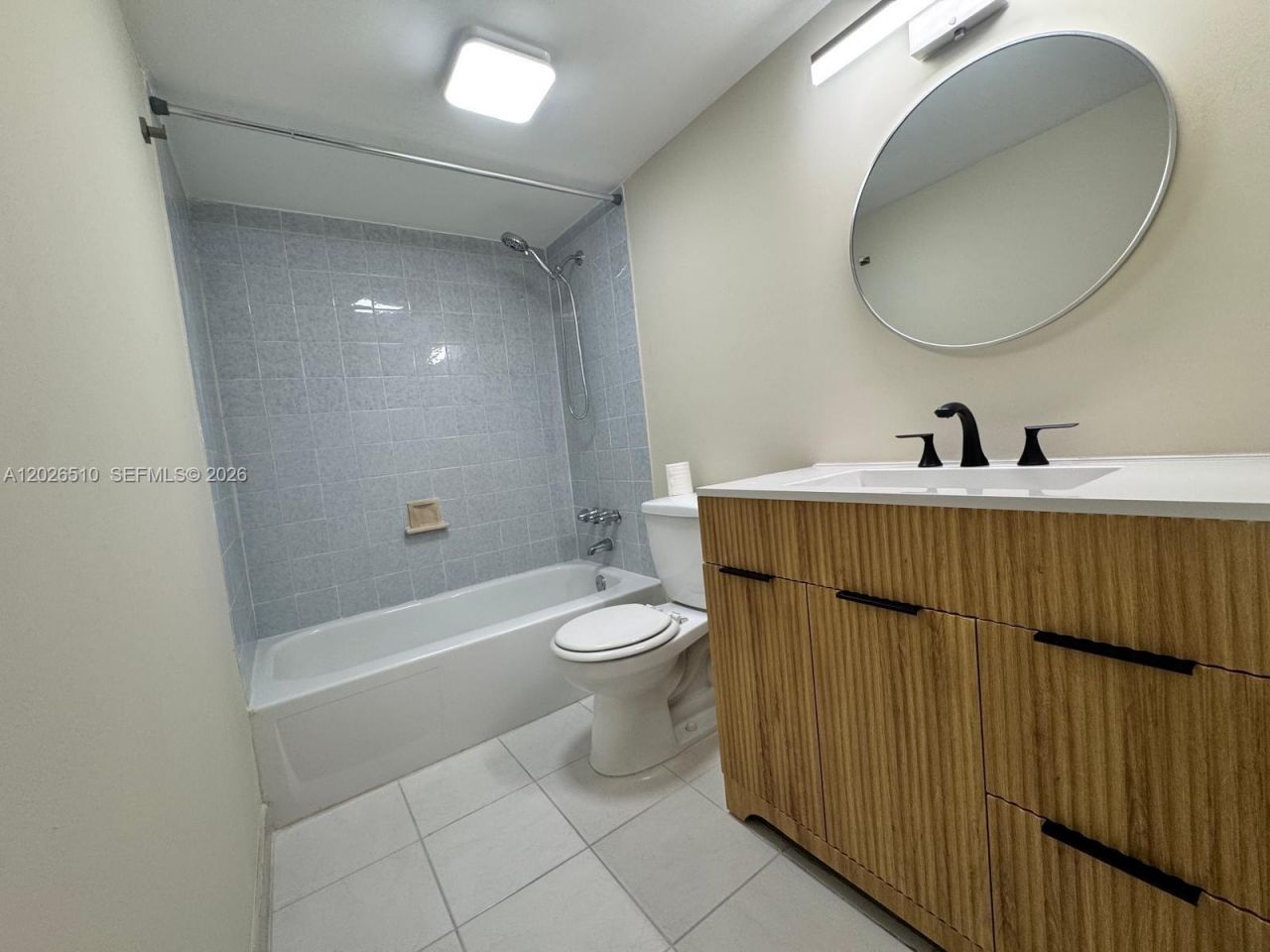 401 Golden Isles Dr, Unit 614, Hallandale Beach, FL 33009 Photo