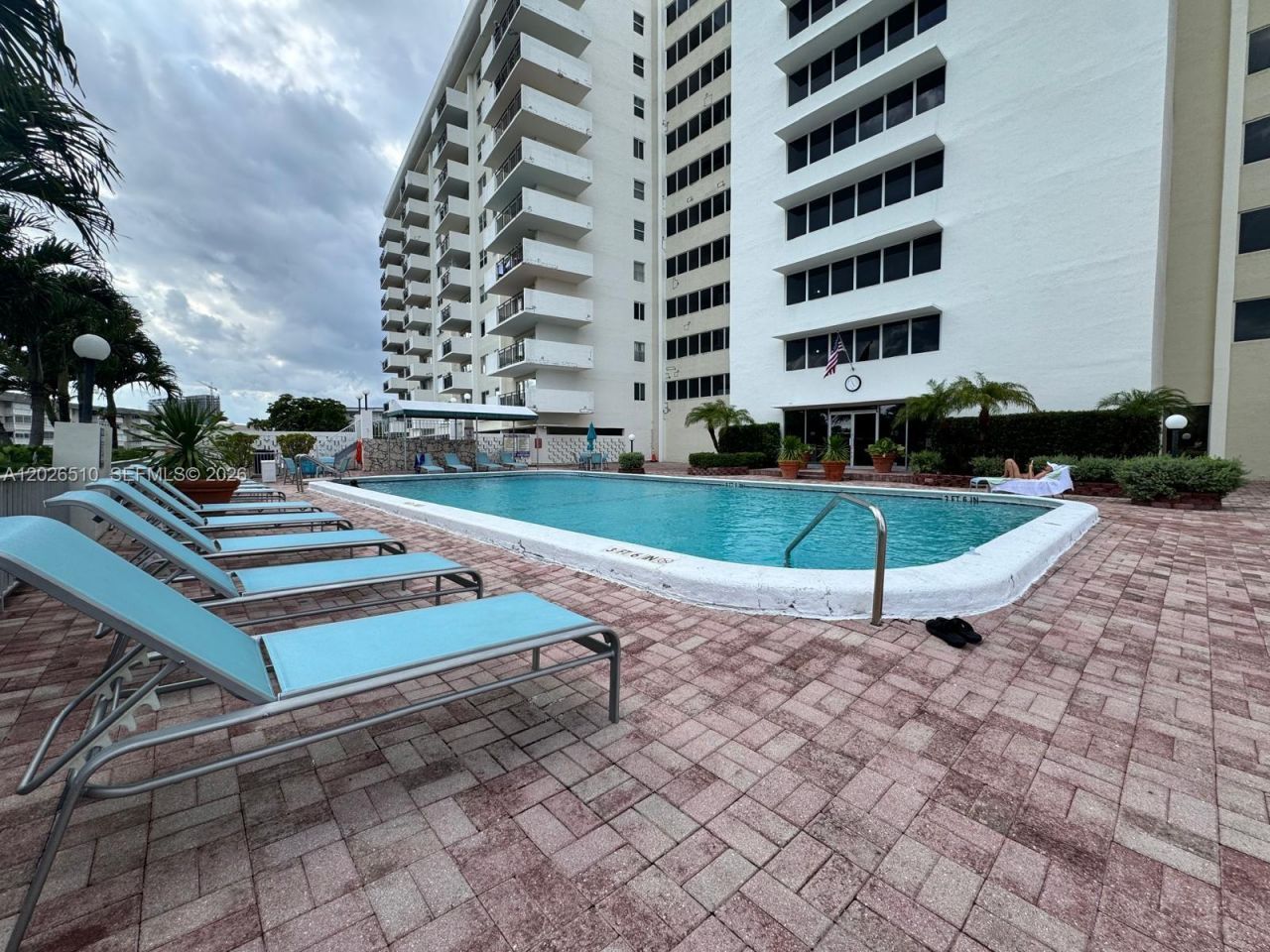 401 Golden Isles Dr, Unit 614, Hallandale Beach, FL 33009 Photo
