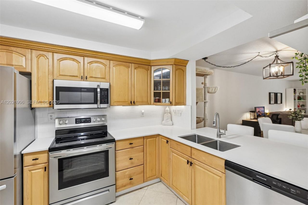 400 Commodore Dr , Unit 206, Plantation, FL 33325 Photo