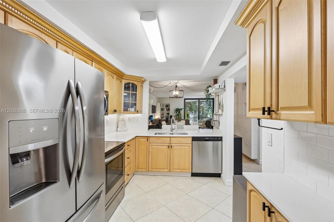 400 Commodore Dr , Unit 206, Plantation, FL 33325 Photo