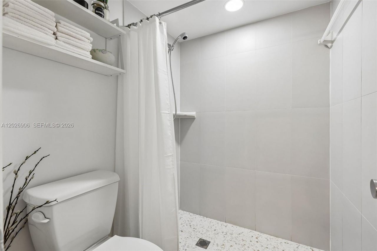 400 Commodore Dr , Unit 206, Plantation, FL 33325 Photo