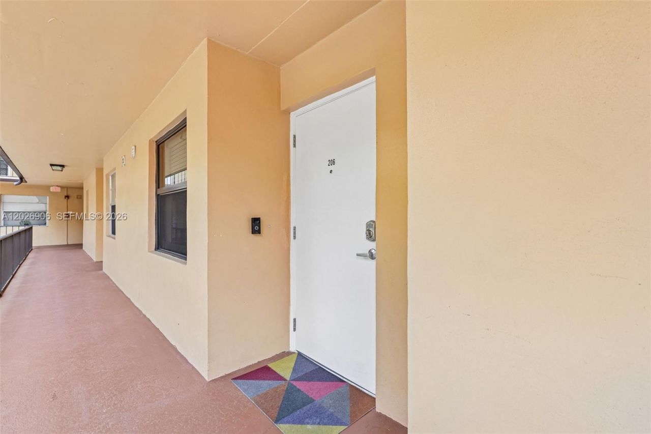 400 Commodore Dr , Unit 206, Plantation, FL 33325 Photo