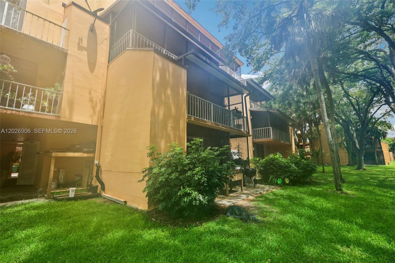 400 Commodore Dr , Unit 206, Plantation, FL 33325 Photo