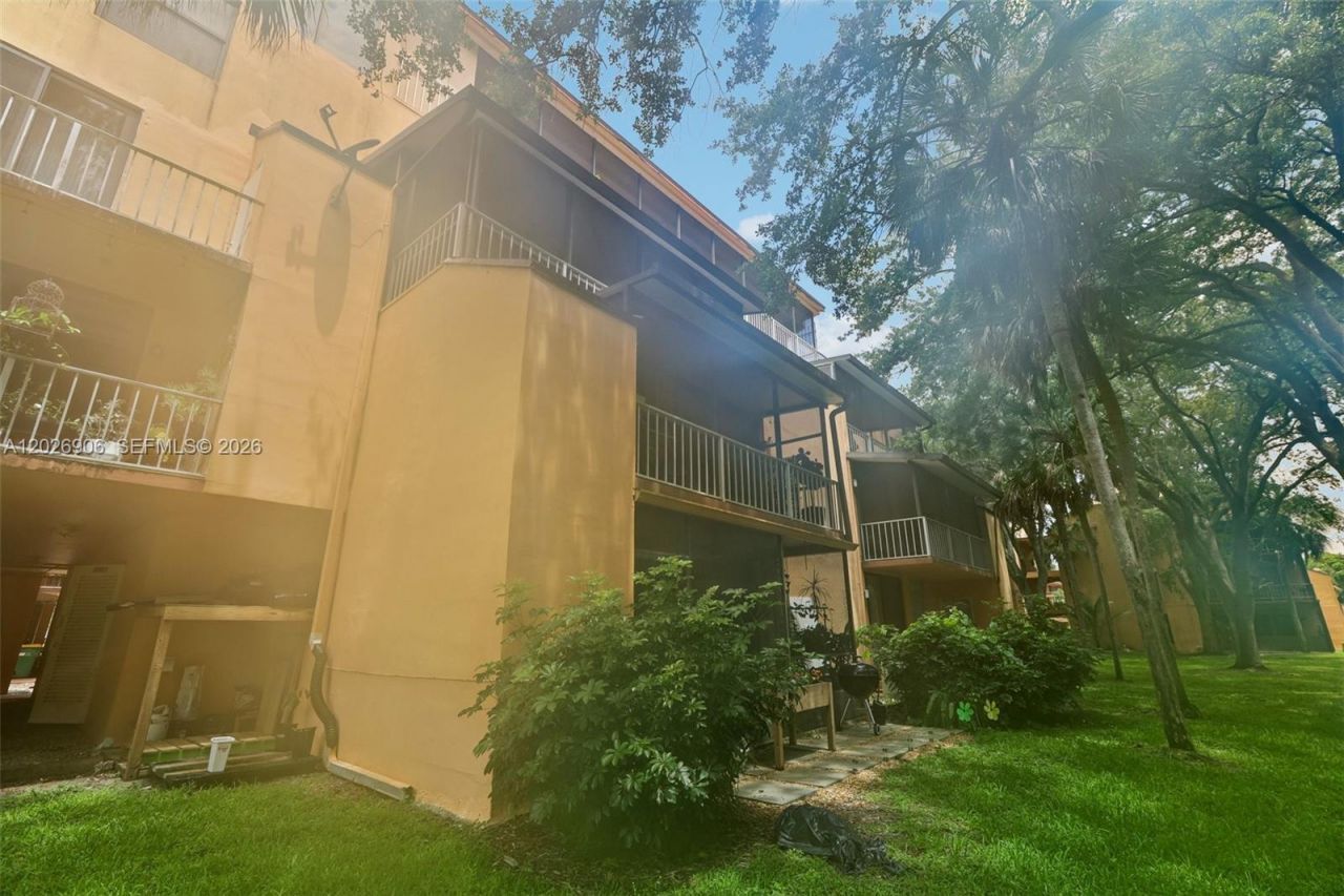 400 Commodore Dr , Unit 206, Plantation, FL 33325 Photo