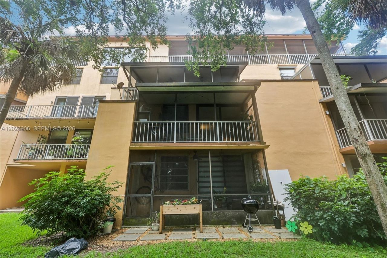 400 Commodore Dr , Unit 206, Plantation, FL 33325 Photo