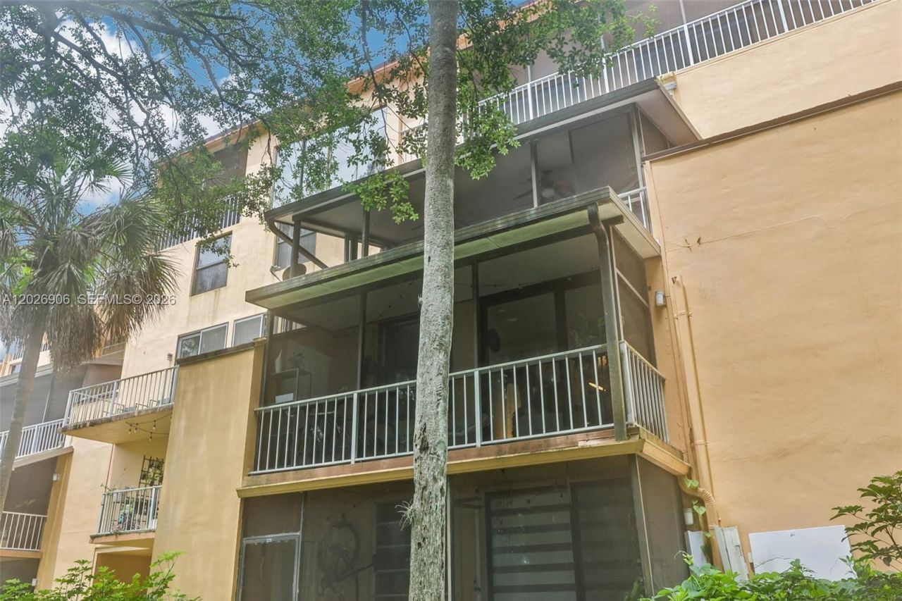400 Commodore Dr , Unit 206, Plantation, FL 33325 Photo