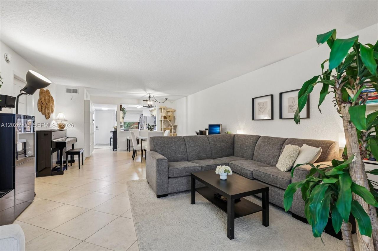 400 Commodore Dr , Unit 206, Plantation, FL 33325 Photo