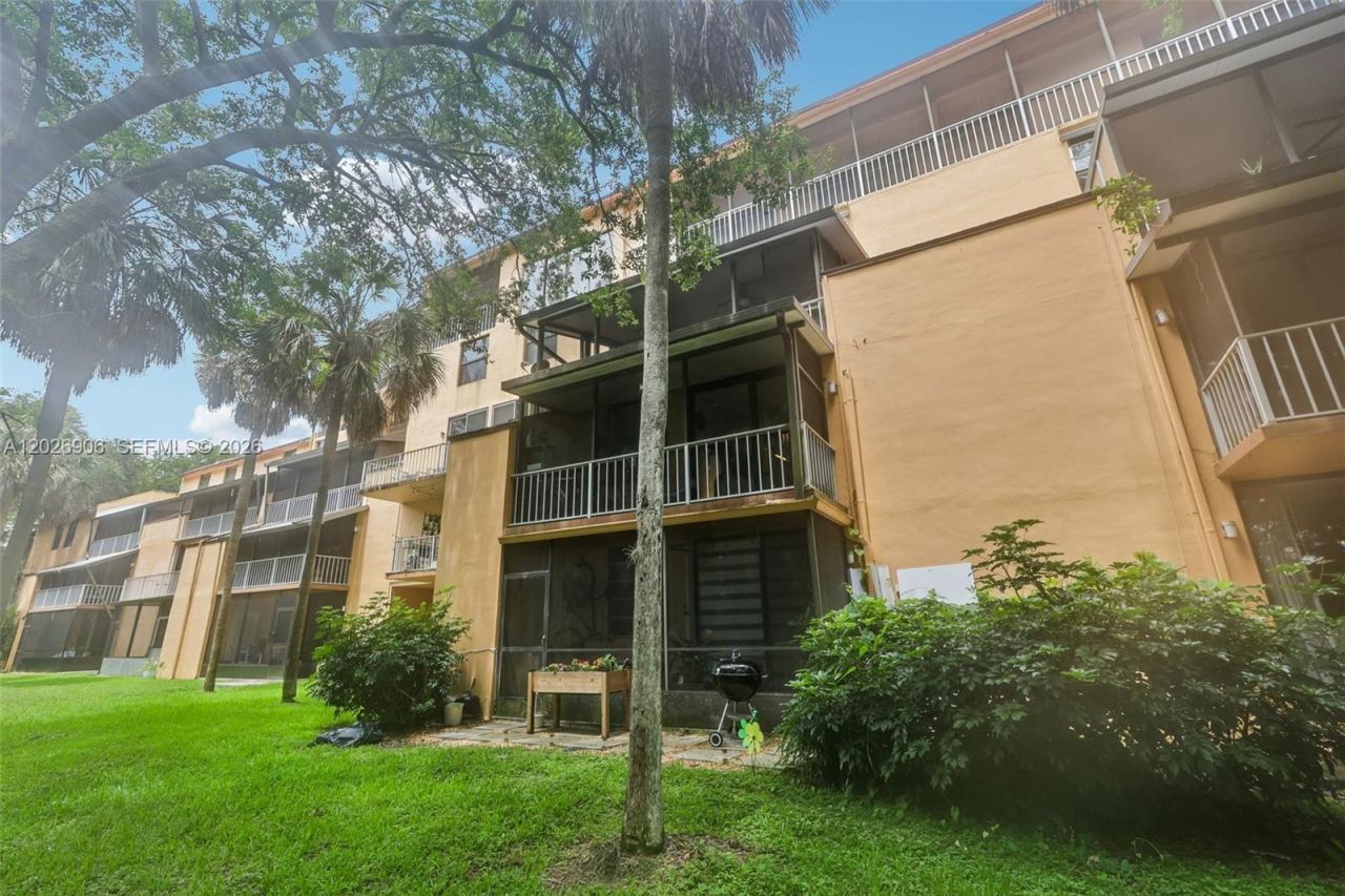 400 Commodore Dr , Unit 206, Plantation, FL 33325 Photo