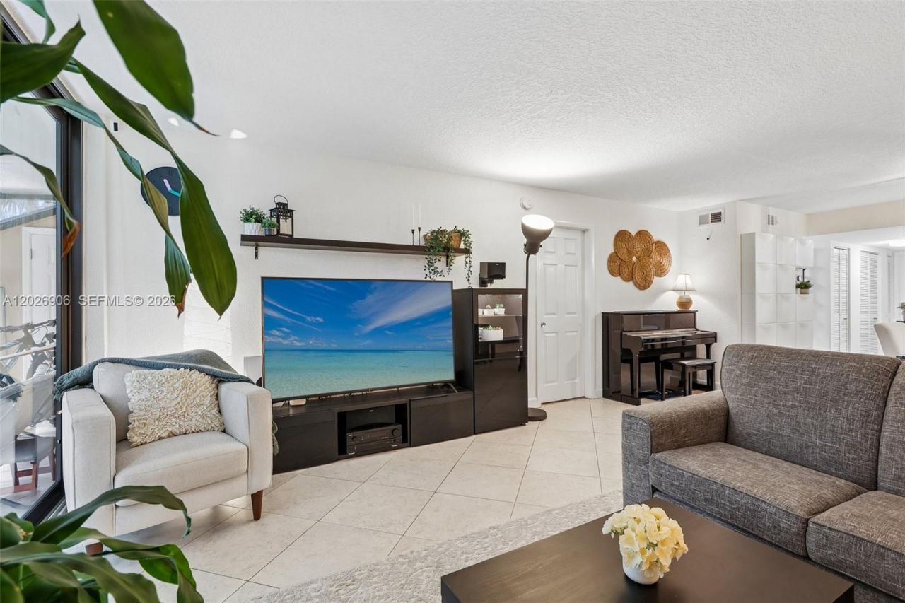 400 Commodore Dr , Unit 206, Plantation, FL 33325 Photo
