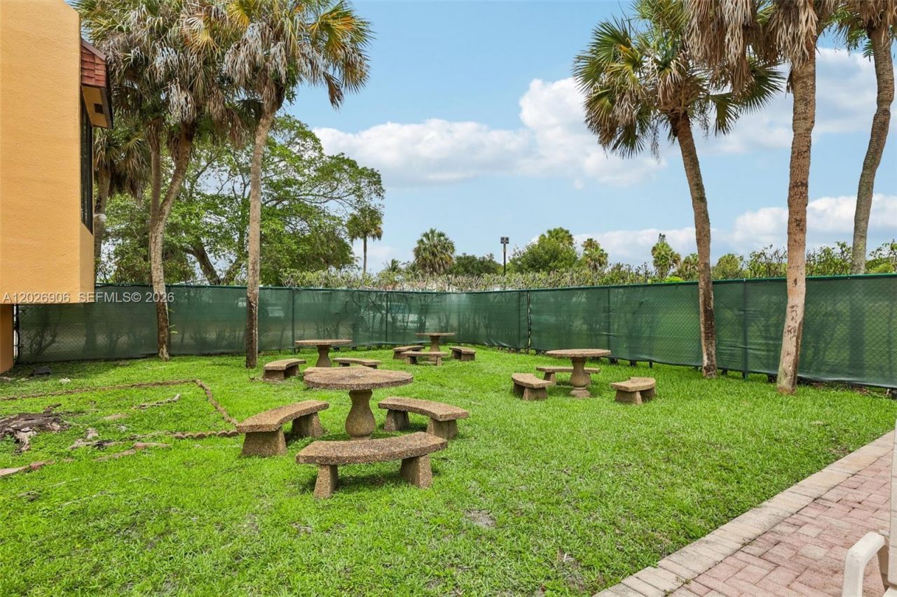 400 Commodore Dr , Unit 206, Plantation, FL 33325 Photo