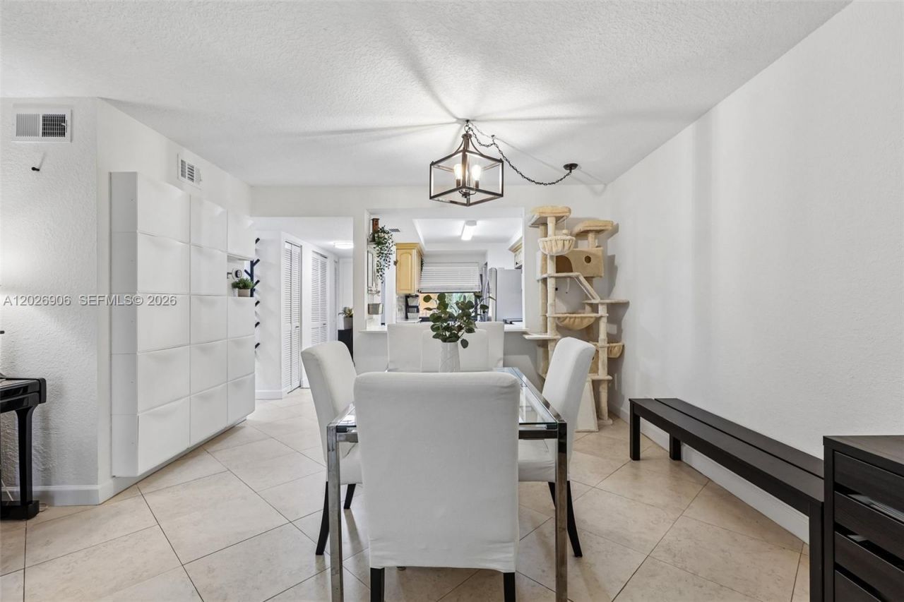 400 Commodore Dr , Unit 206, Plantation, FL 33325 Photo