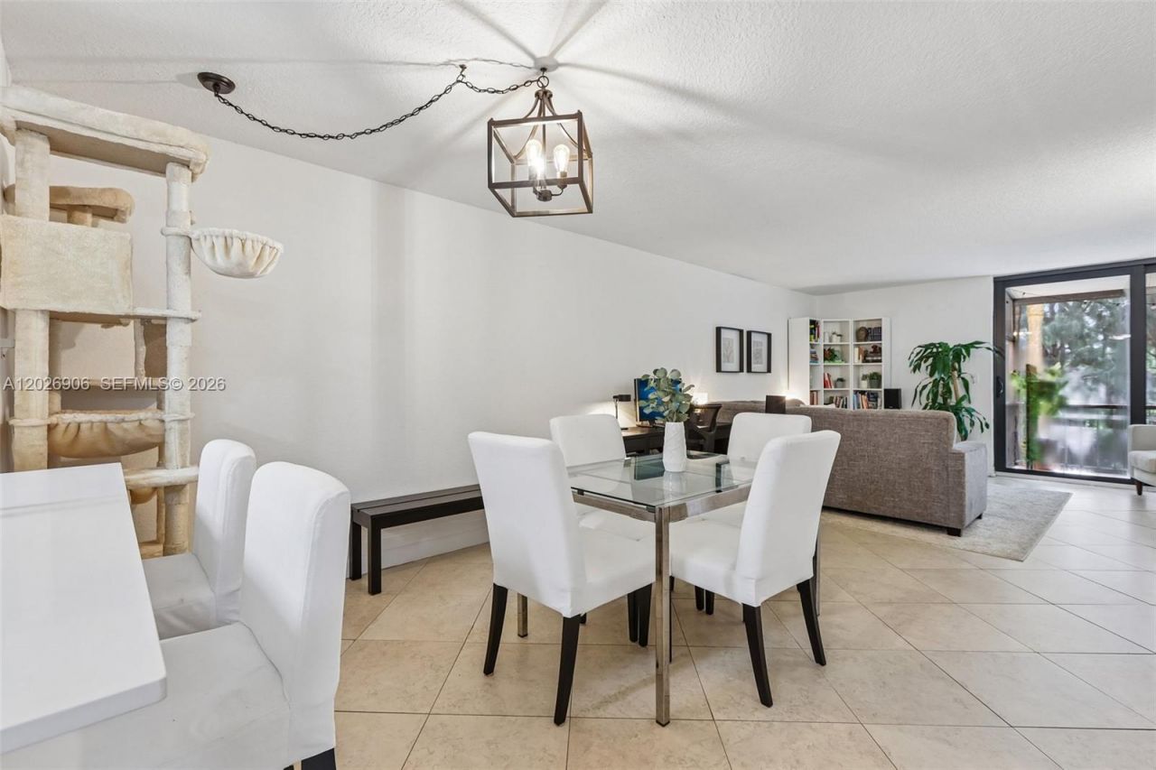 400 Commodore Dr , Unit 206, Plantation, FL 33325 Photo