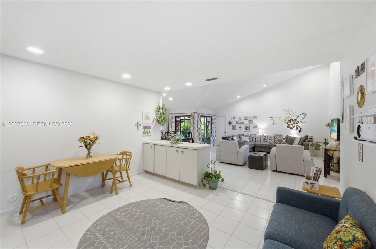 8189 Pine Cir , Unit 49, Tamarac, FL 33321 Photo
