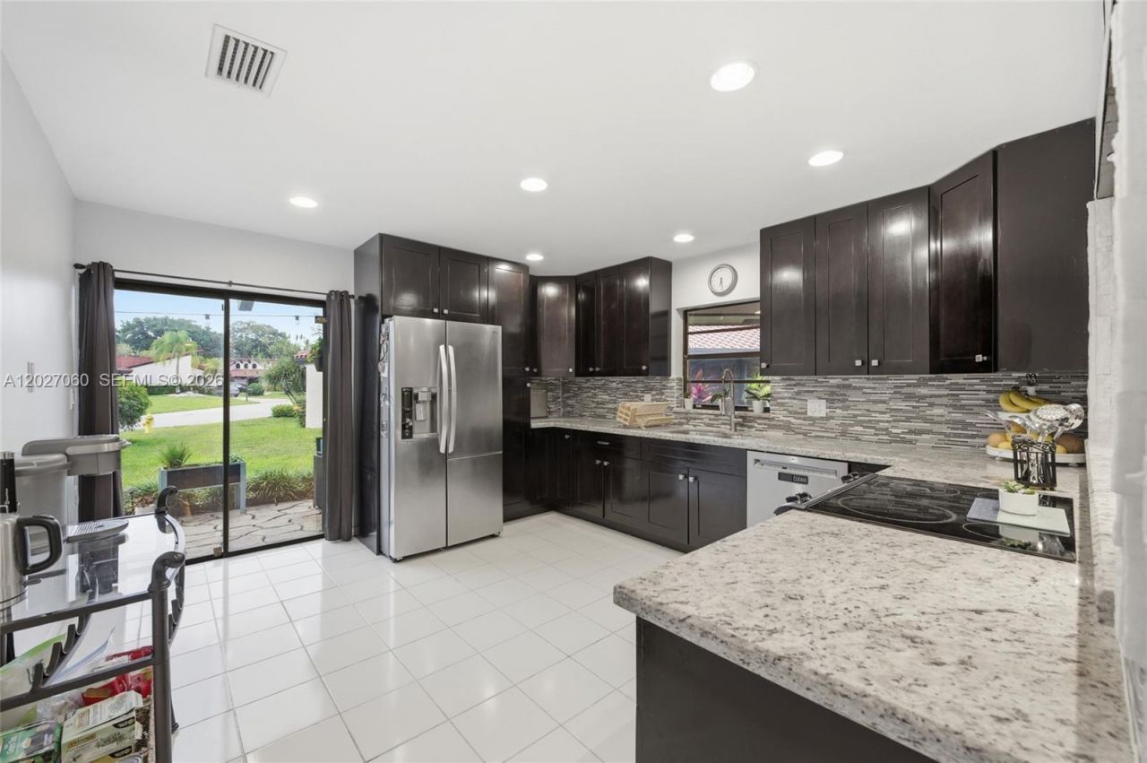 8189 Pine Cir , Unit 49, Tamarac, FL 33321 Photo