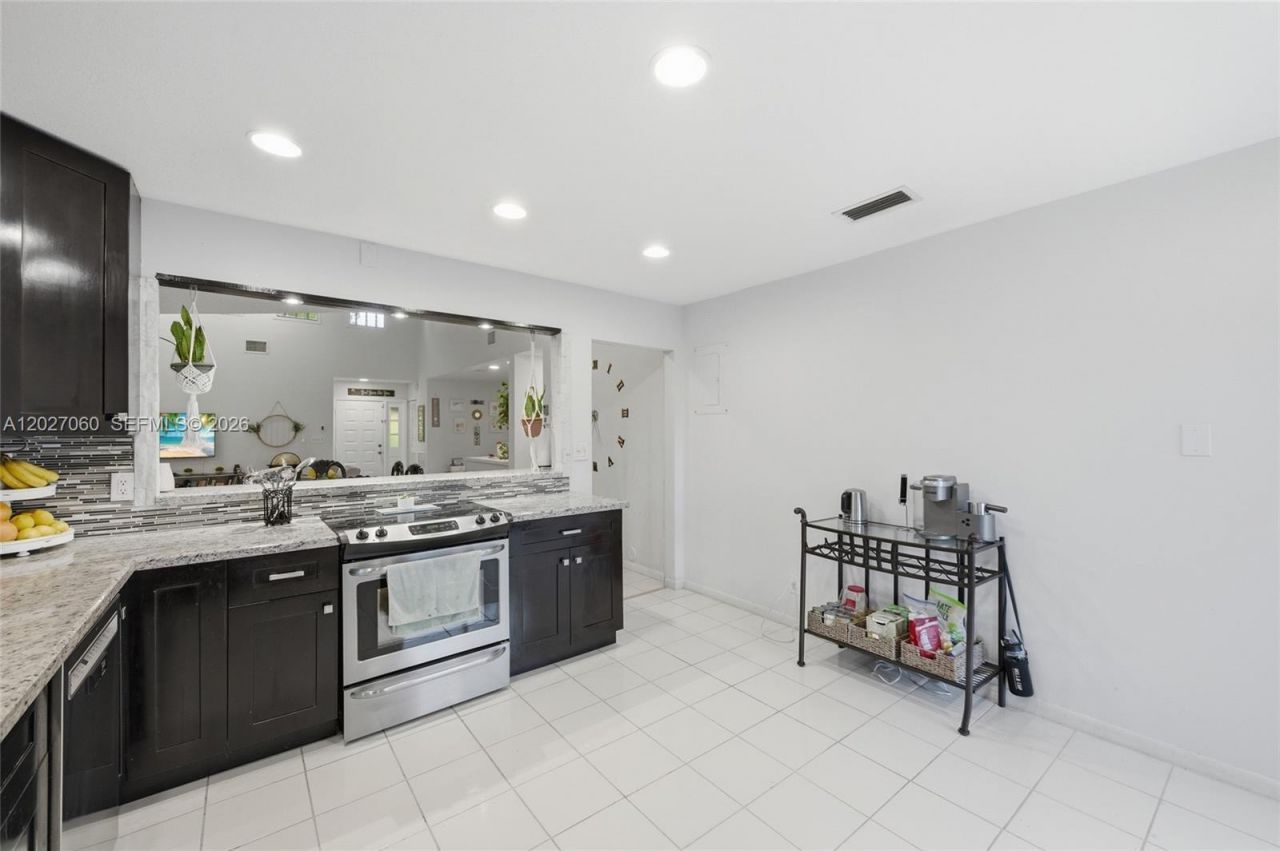 8189 Pine Cir , Unit 49, Tamarac, FL 33321 Photo