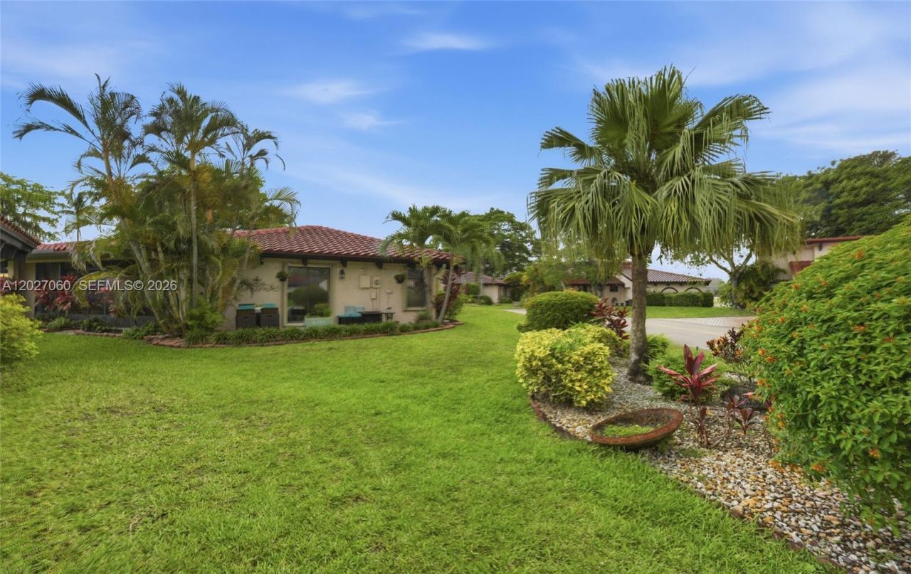 8189 Pine Cir , Unit 49, Tamarac, FL 33321 Photo