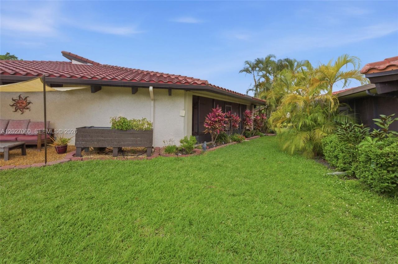 8189 Pine Cir , Unit 49, Tamarac, FL 33321 Photo