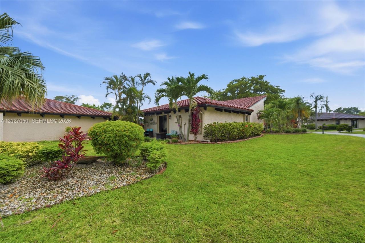 8189 Pine Cir , Unit 49, Tamarac, FL 33321 Photo