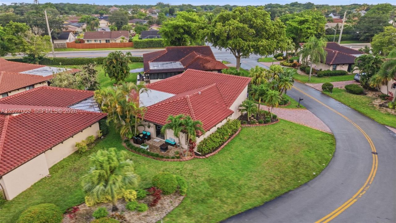 8189 Pine Cir , Unit 49, Tamarac, FL 33321 Photo
