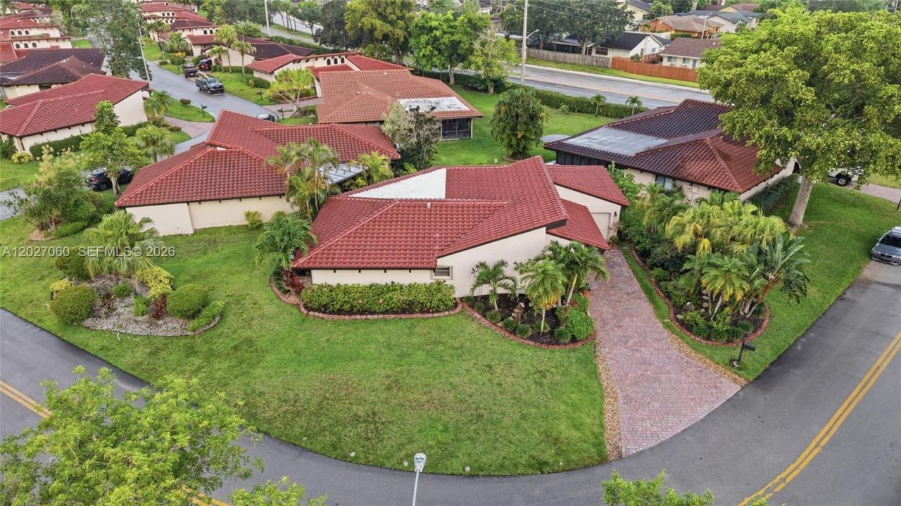 8189 Pine Cir , Unit 49, Tamarac, FL 33321 Photo