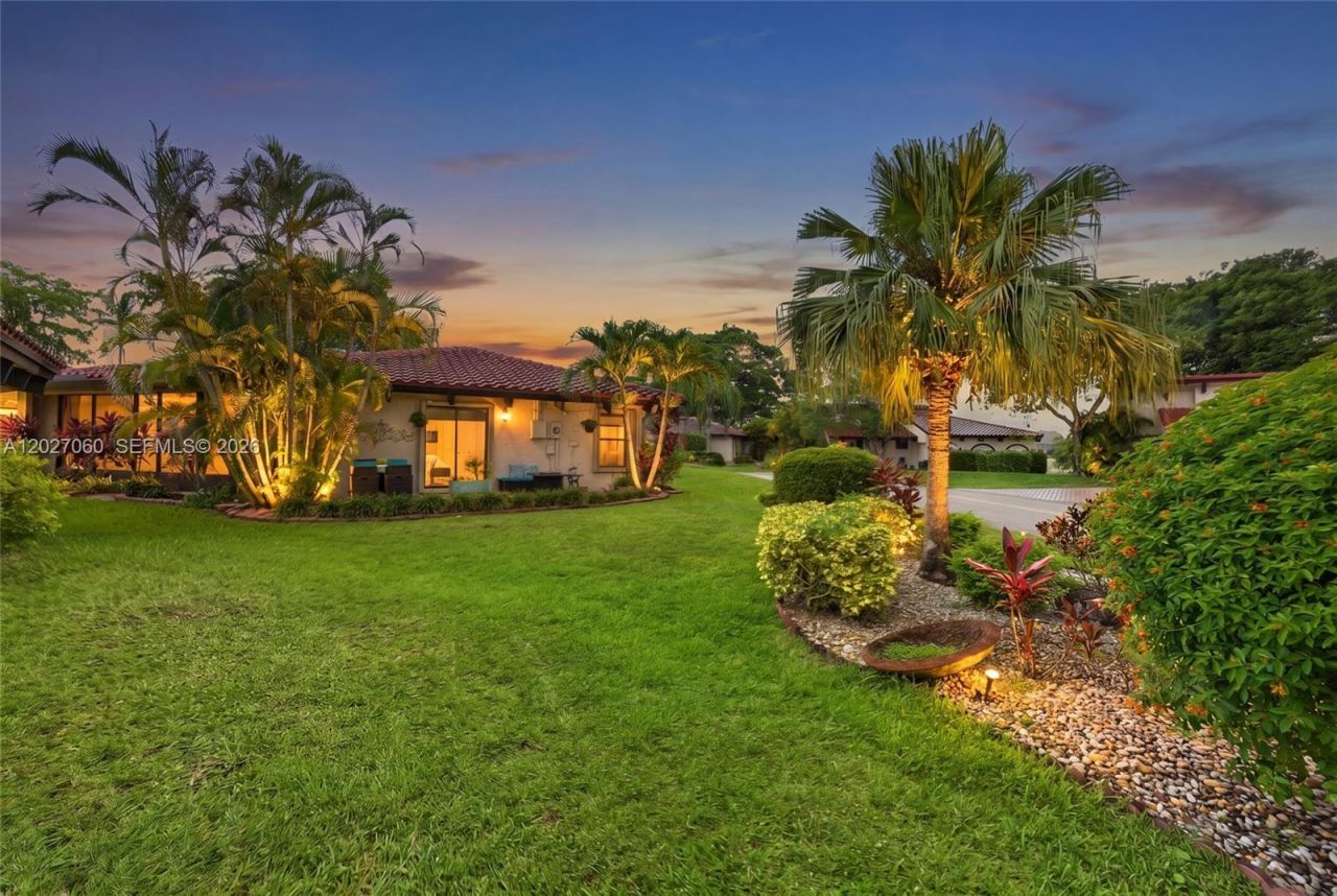 8189 Pine Cir , Unit 49, Tamarac, FL 33321 Photo