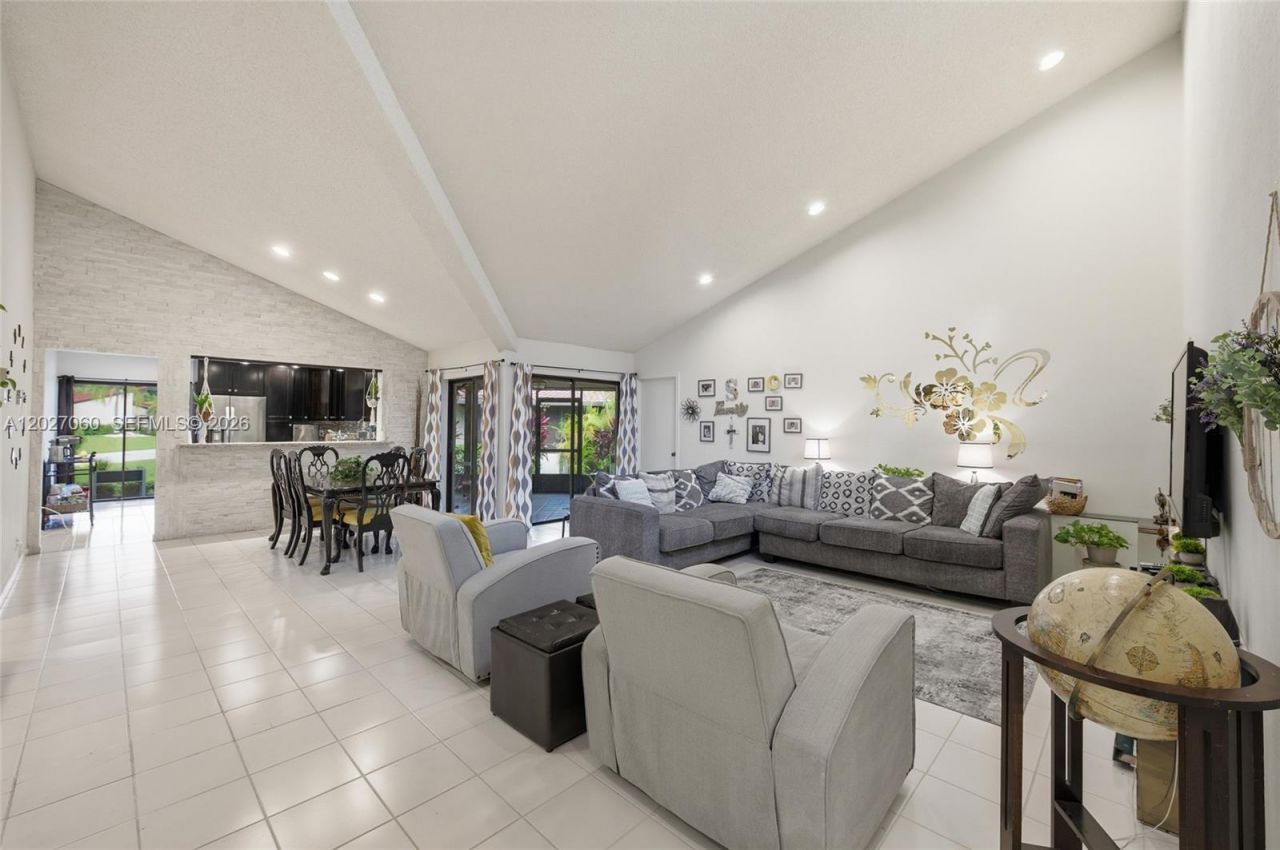 8189 Pine Cir , Unit 49, Tamarac, FL 33321 Photo