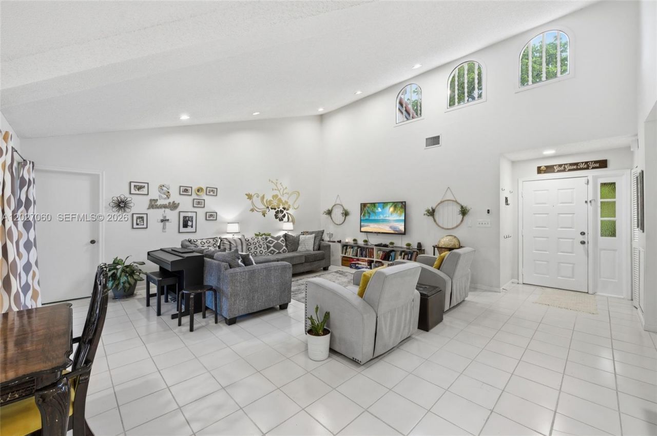 8189 Pine Cir , Unit 49, Tamarac, FL 33321 Photo