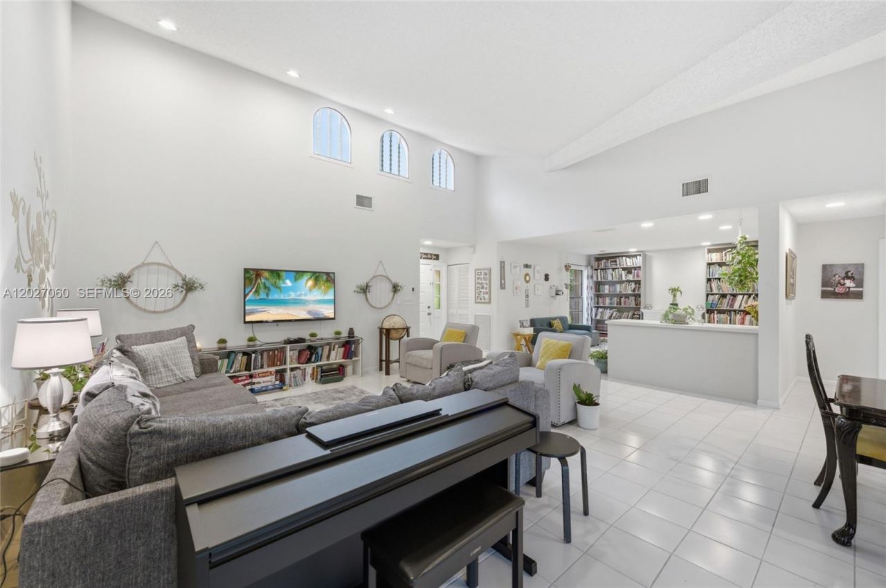 8189 Pine Cir , Unit 49, Tamarac, FL 33321 Photo