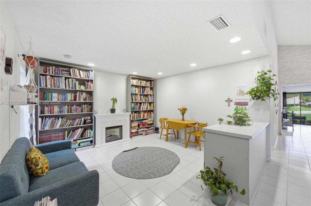 8189 Pine Cir , Unit 49, Tamarac, FL 33321 Photo