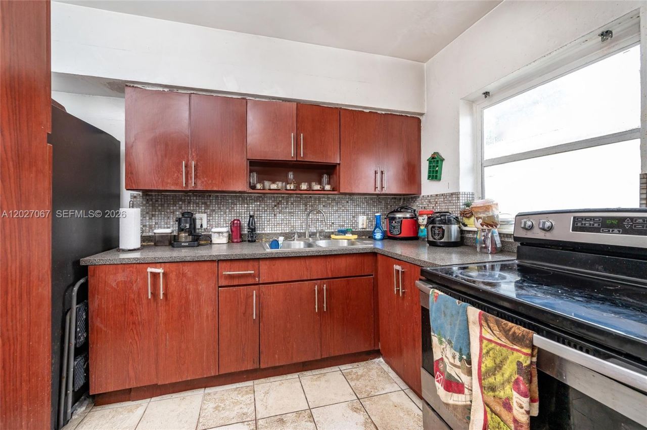 7712 Byron Ave , Unit 4, Miami Beach, FL 33141 Photo