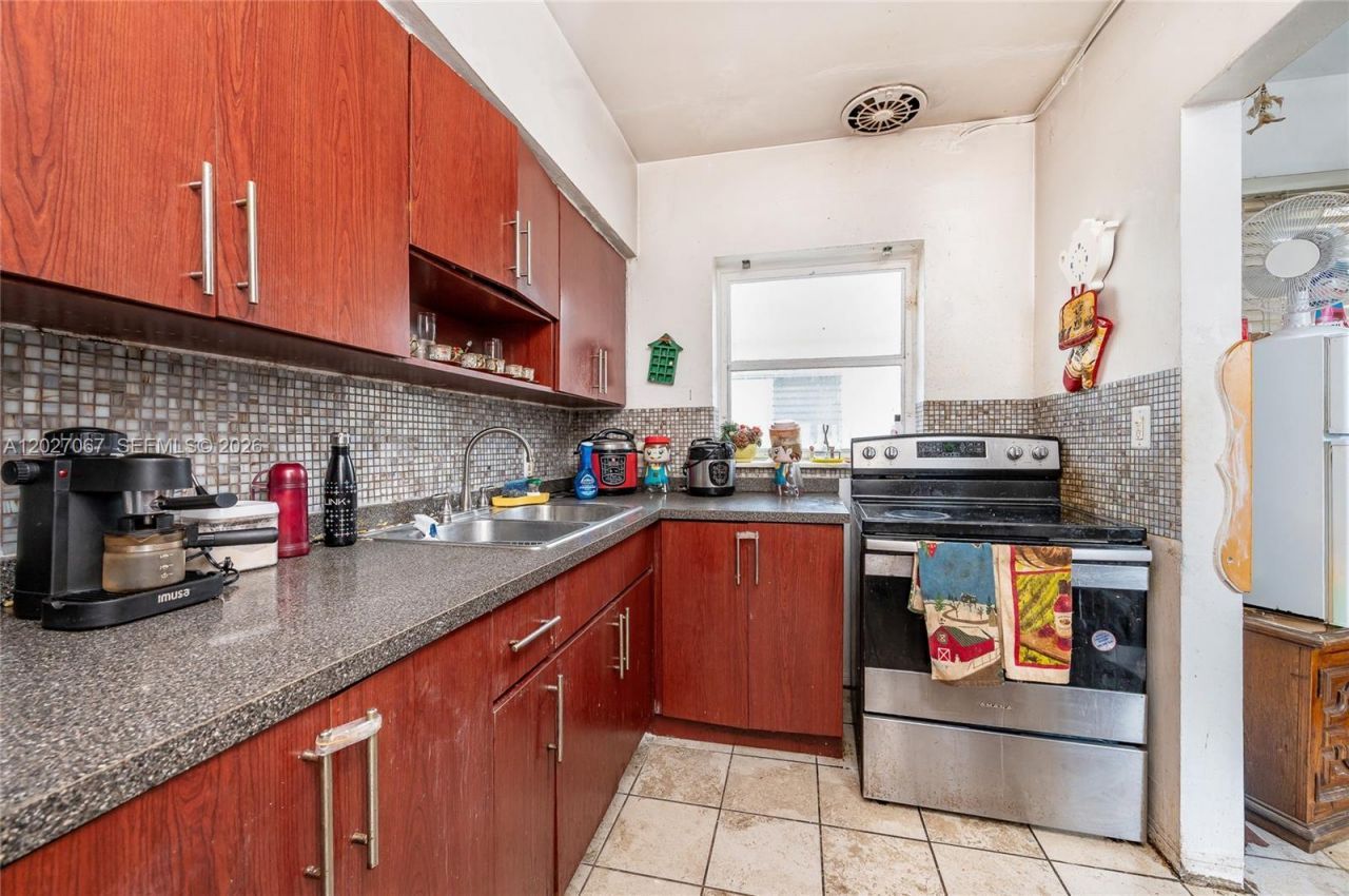 7712 Byron Ave , Unit 4, Miami Beach, FL 33141 Photo