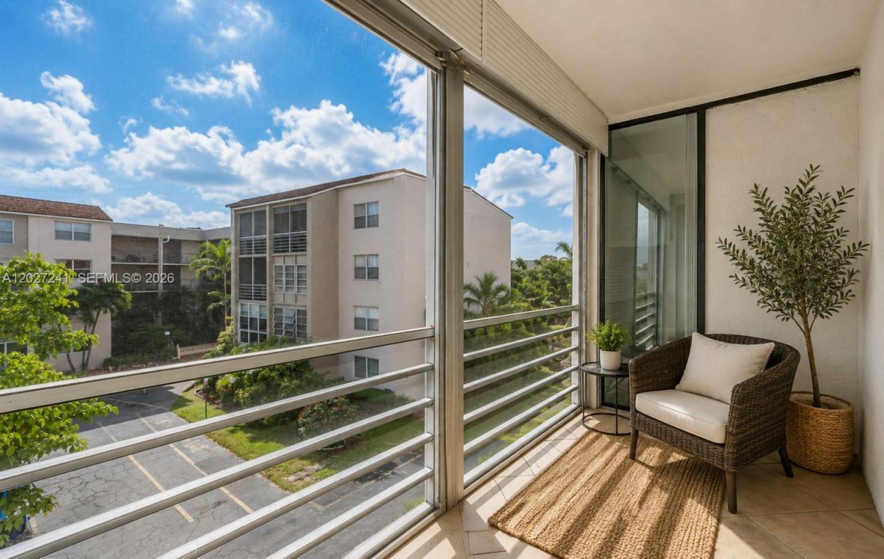 2831 Somerset Dr , Unit 311, Lauderdale Lakes, FL 33311 Photo