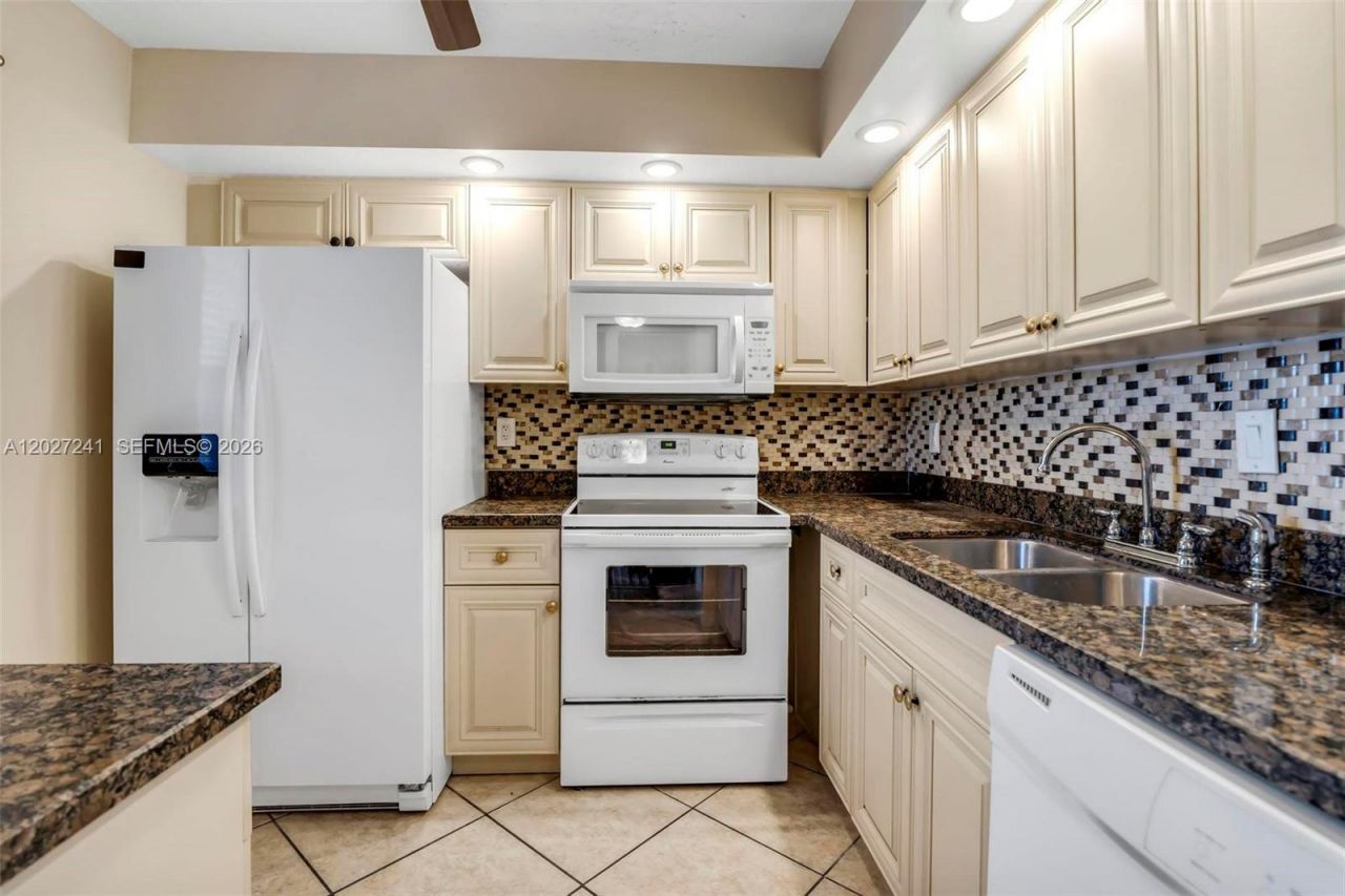 2831 Somerset Dr , Unit 311, Lauderdale Lakes, FL 33311 Photo