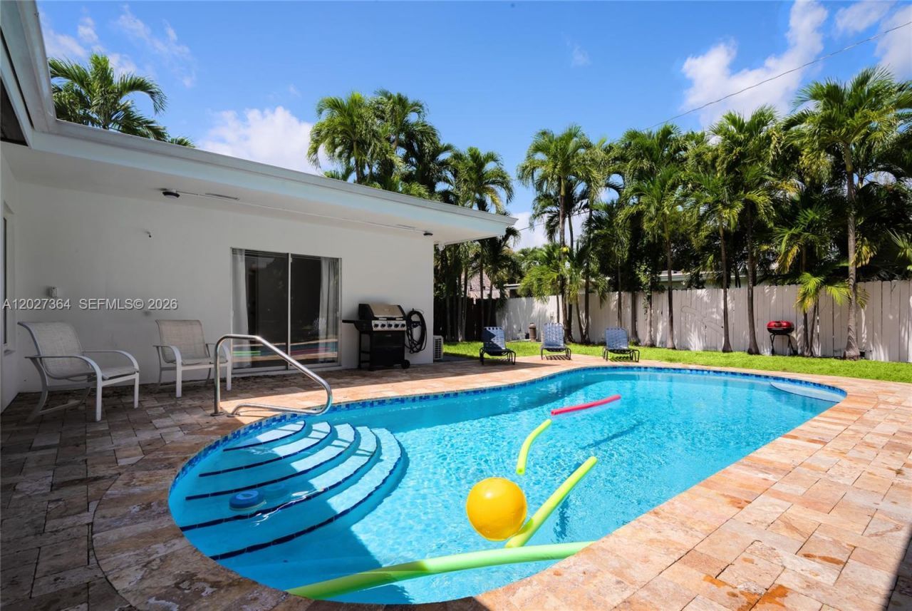 2555 NE 202nd St , Miami, FL 33180 Photo