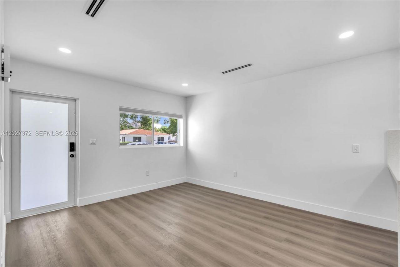 2814 SW 26th St, Unit 2814, Miami, FL 33133 Photo